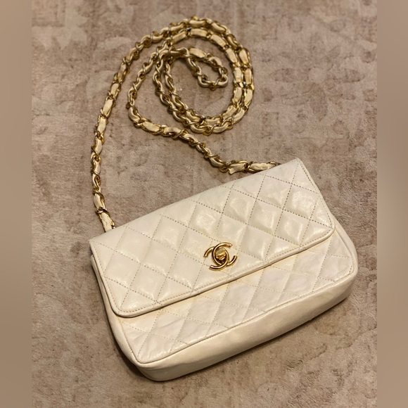 CHANEL Handbags - Vintage Chanel off-white leather gold plated flap bag!